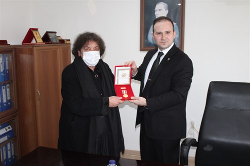 Kıbrıs Gazisi Oktay TEZÖLMEZ adına eşi Leyla TEZÖLMEZ'e “Milli Mücadele Madalyası ve Beratı” Verildi.